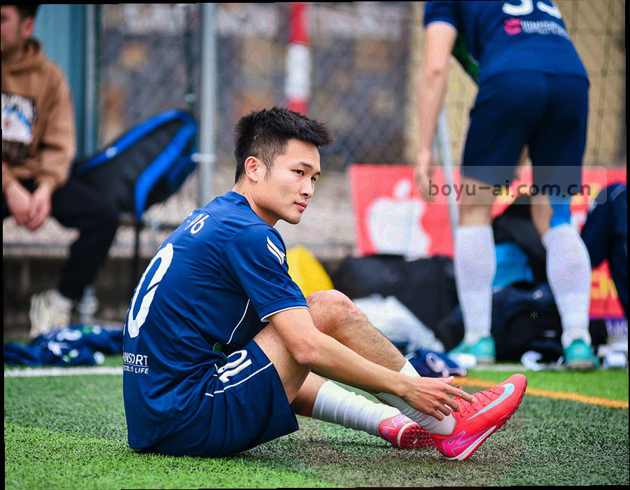 新旧界面轮廓并置，订阅入口位置被抽象高亮标出